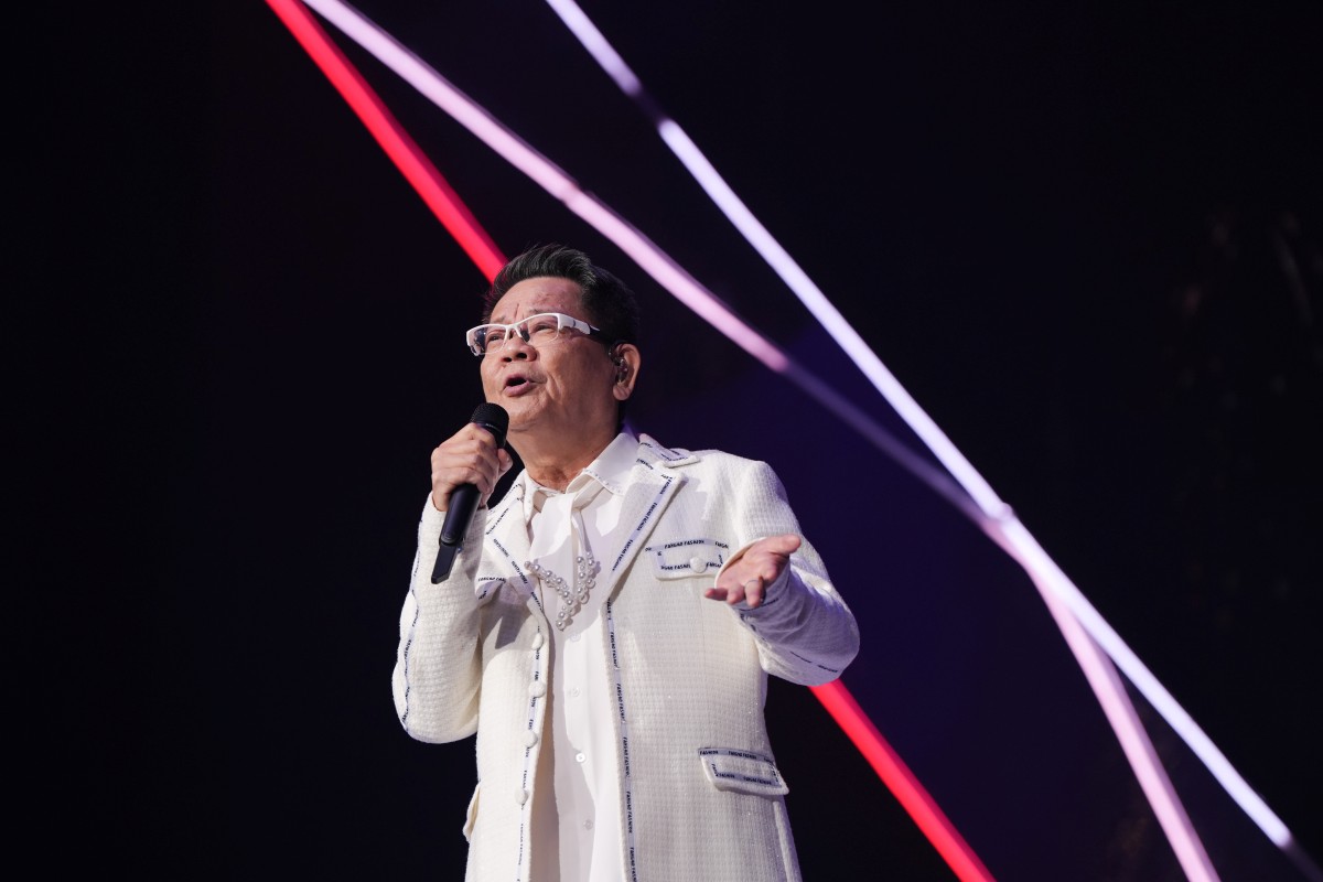 鄭進一演唱〈胭脂馬拄到關老爺〉和〈家後〉等合唱金曲，將氣氛推上最高潮。高流提供。