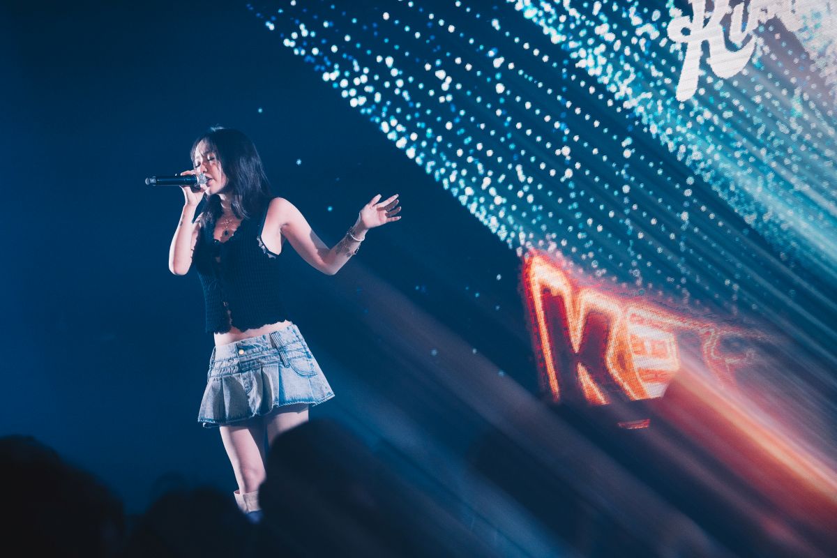 人氣歌手 Kimberley 陳芳語演唱經典代表作〈愛你〉，展現迷人嗓音魅力。高流提供。