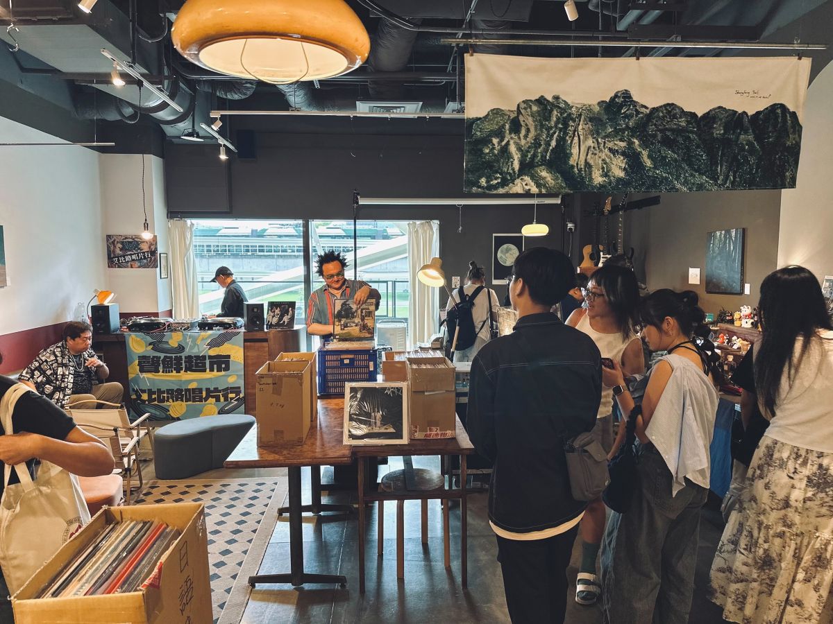 「聲日裏物」與「艾比路唱片行」合作推出黑膠快閃店，精選多語系專輯，從二手寶藏到全新發行一應俱全。