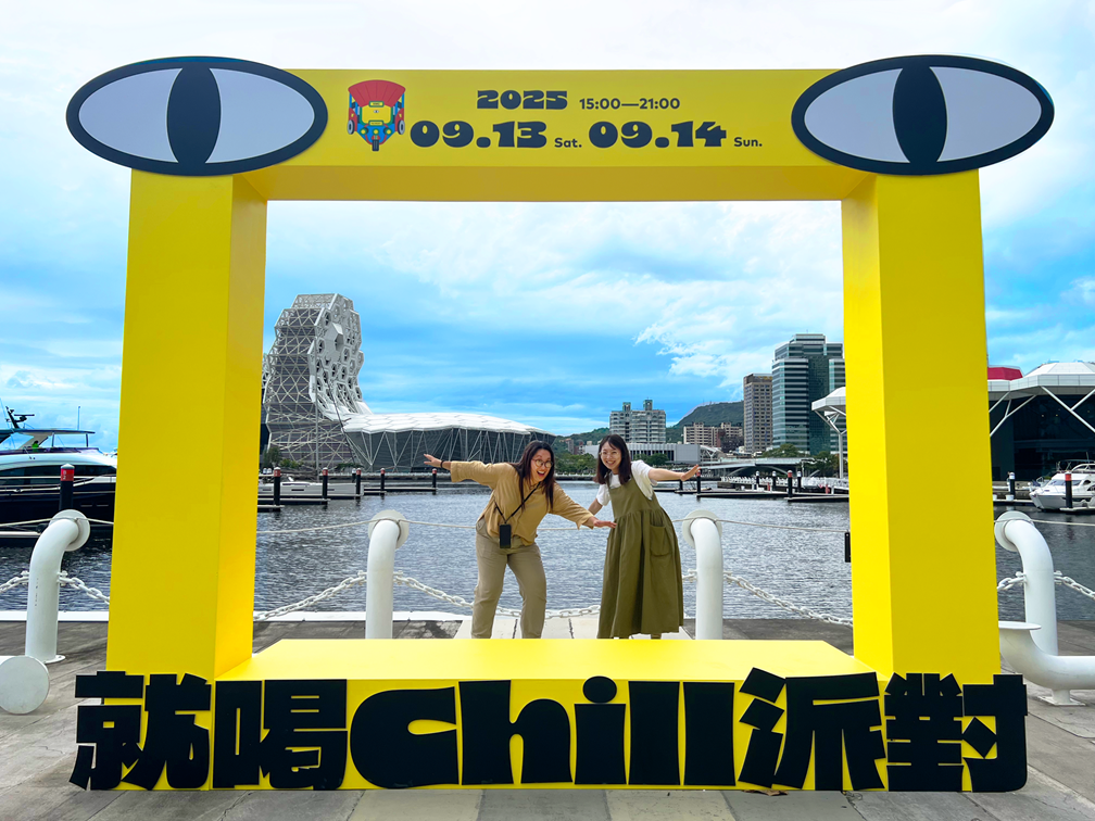 高流於鯨魚堤岸打造主題打卡牆（圖左），即日起至9月14日，拍照並依活動指引上傳社群可享多重優惠；