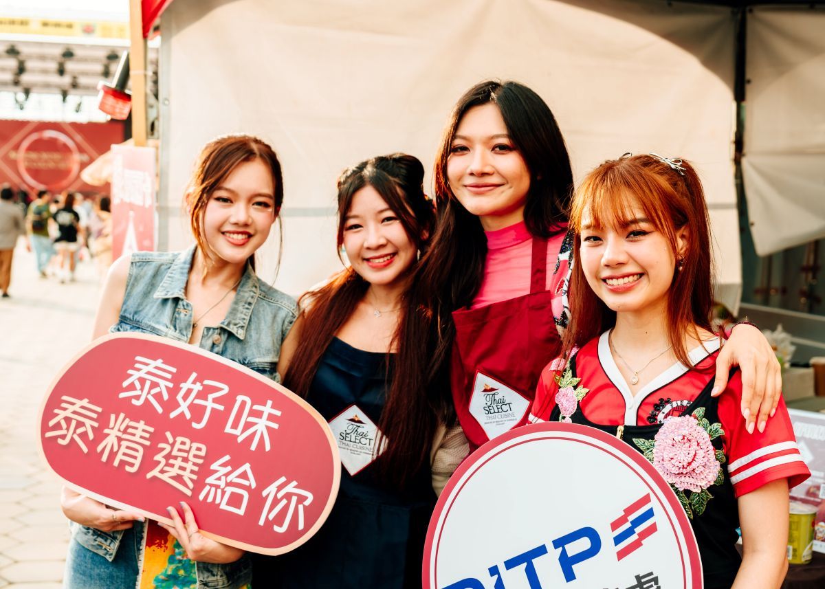 泰國女團Roseberry演出後化身泰國美食文化推廣大使，與民眾親切互動。