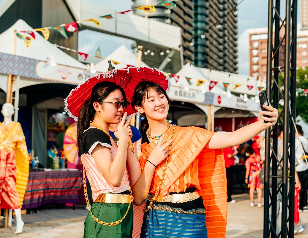 現場提供泰國傳統服飾租借服務，讓民眾從不同面向體驗泰國文化。