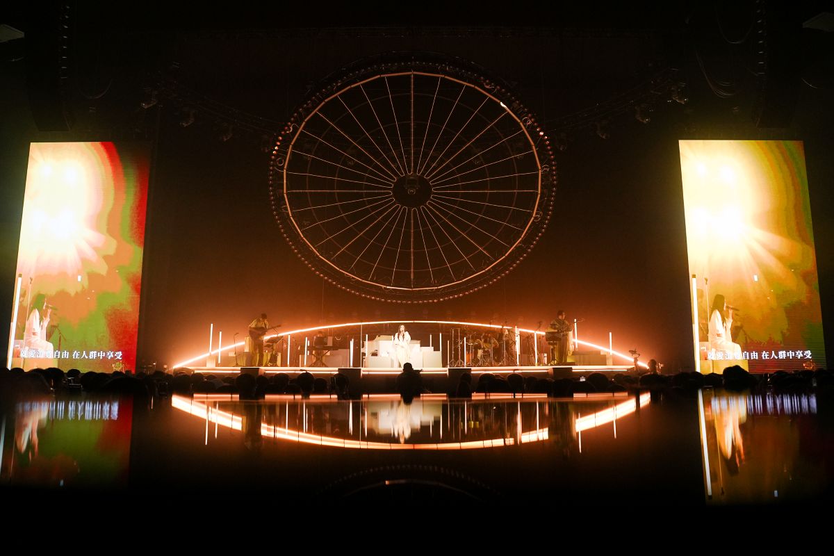 徐佳瑩將男團 Energy 經典曲〈星期五晚上〉巧妙改編為〈星期六晚上〉，掀起全場高潮。