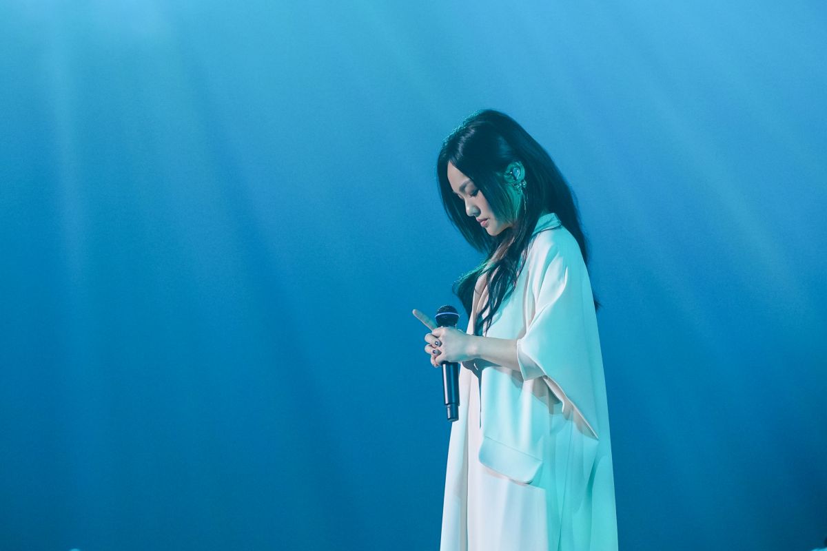 徐佳瑩稱選曲如「愛的套餐」，感性獻唱〈特別的人〉懷念已逝好友方大同，更以〈LOVE YA! 〉一曲告白歌迷。