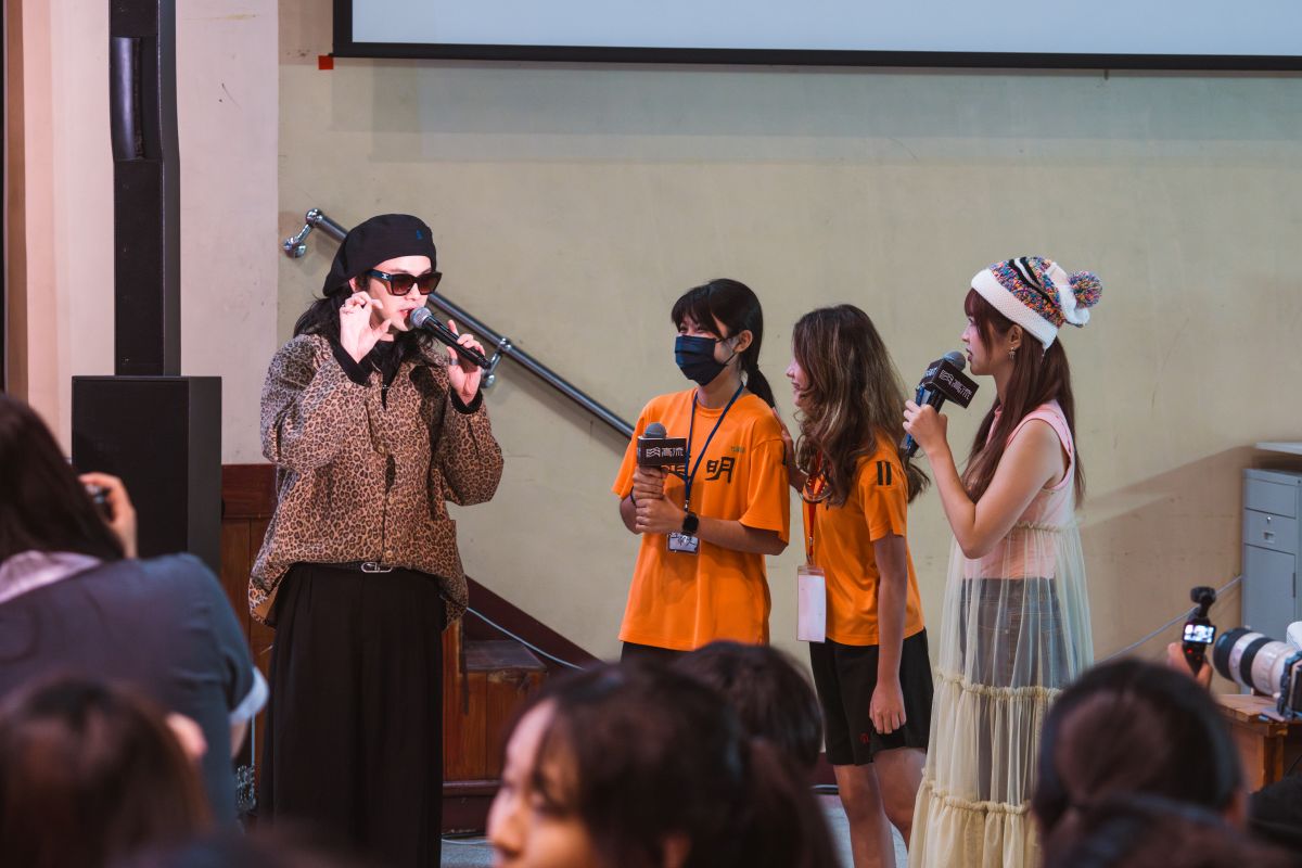 麋先生主唱聖皓走進人群，超近距離的答題、簽名與自拍，引得現場尖叫不斷。