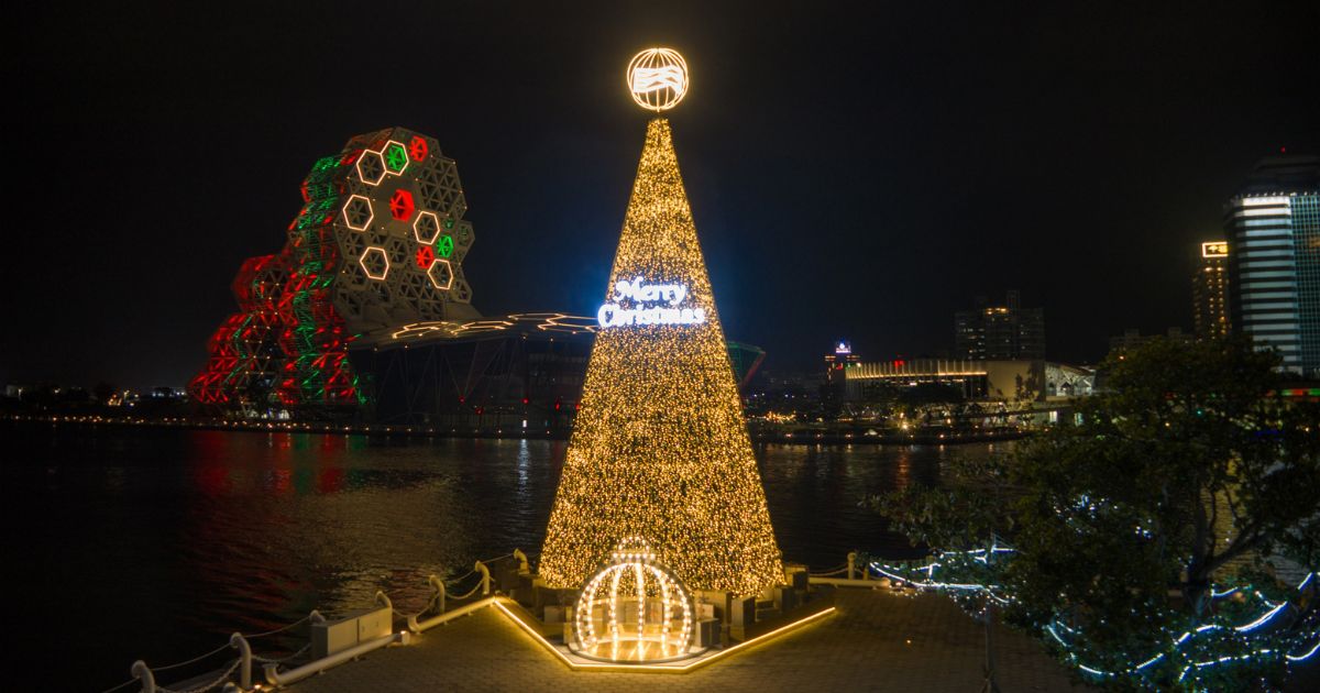 美感爆棚！港灣絕美聖誕樹「金勾TREE」亮相 破萬網友搶先點讚：高雄每天都有驚喜