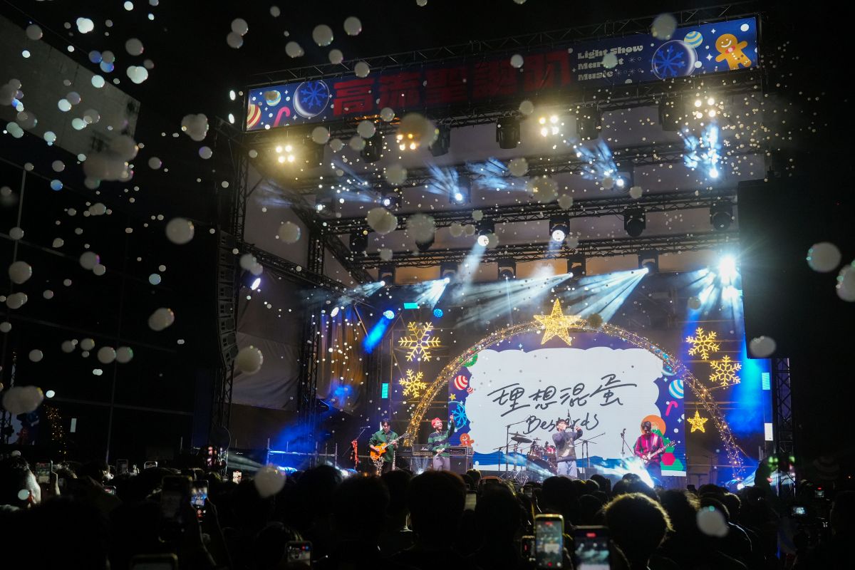 「理想混蛋 Bestards」演唱〈行星〉、〈離開的一路上〉，搭配雪花泡泡效果，驚喜現場粉絲。