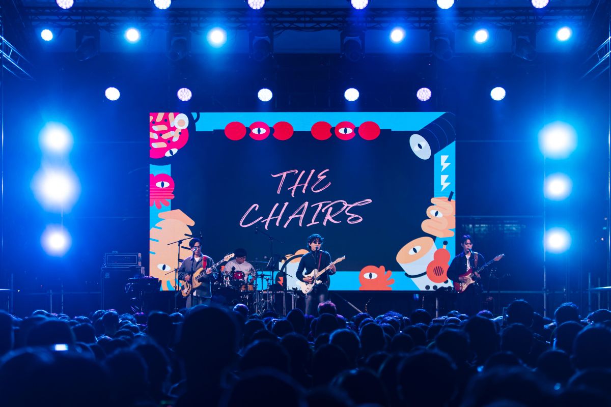 2025《下酒祭》第一日壓軸邀請「The Chairs 椅子樂團」演出，現場人山人海，爭相聆聽新世代的浪漫。