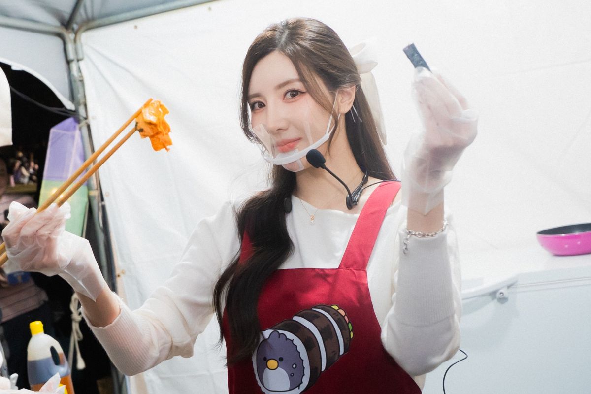 南珉貞示範家鄉大田美食「忠武海苔飯捲」，並親餵粉絲試吃，展現親民魅力。