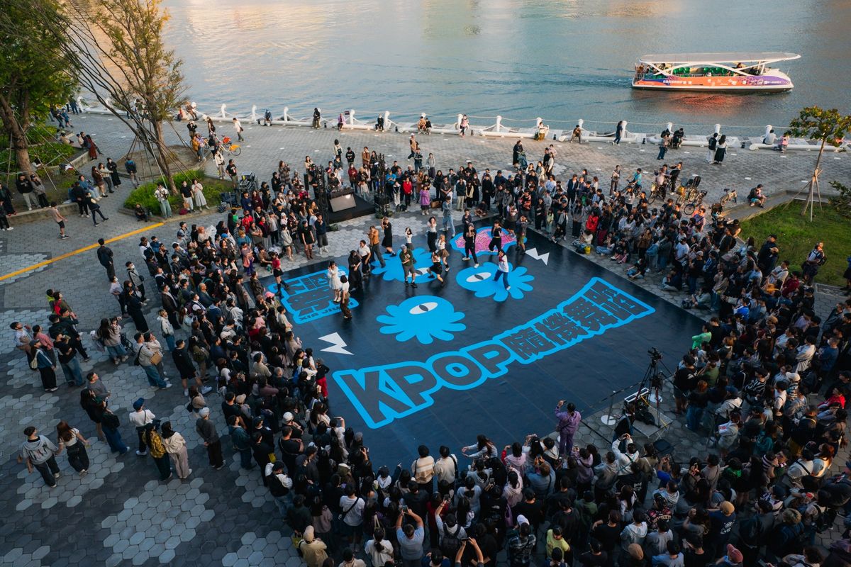 「K-POP 隨機舞蹈」掀起高潮，百名粉絲隨機點播 K-POP 熱門金曲齊舞，動作整齊劃一，現場氣氛嗨到最高點。