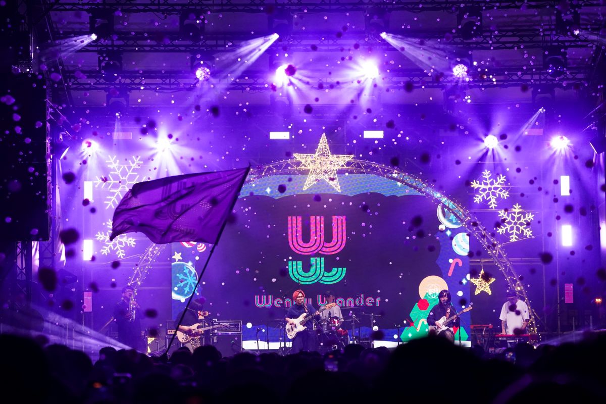 「溫蒂漫步 Wendy Wander」演唱〈不夜城〉，歌迷激動開圈衝撞，氣氛嗨到高點。