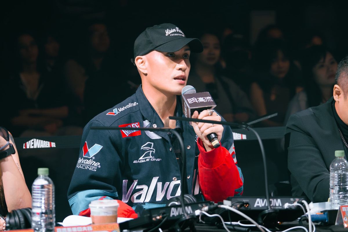 評審YELLOW黃宣籲參賽樂團享受舞台，並期待冠軍「BRBP」的專場演出。