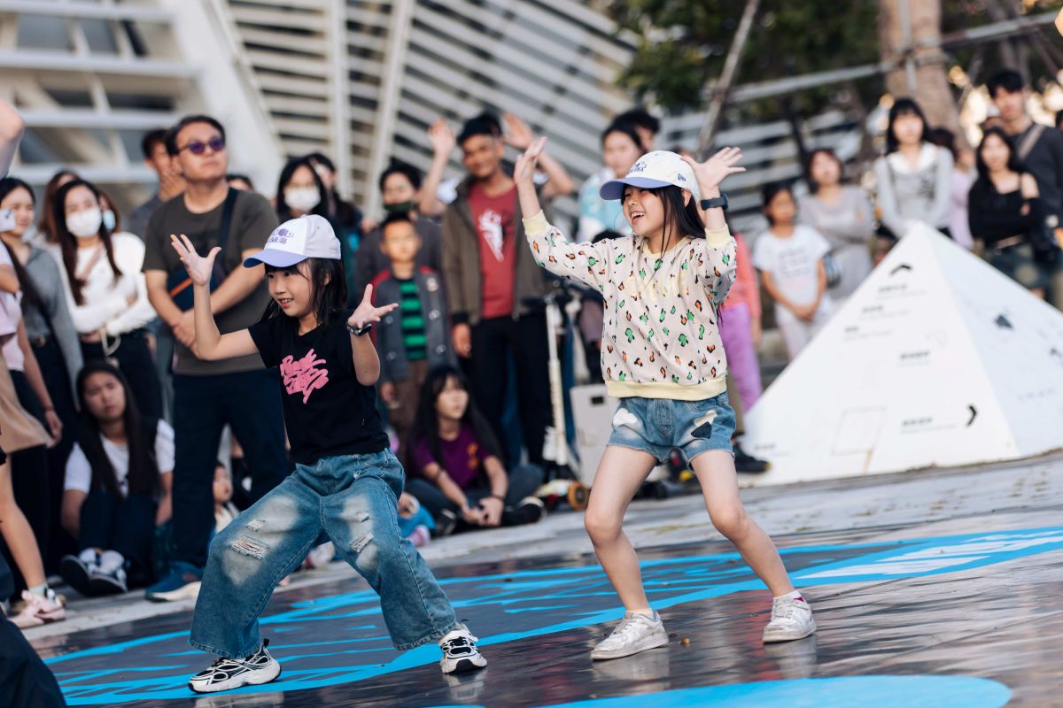 隨機舞蹈活動兩天湧入百名粉絲共襄盛舉，年紀最小的舞者僅 7 歲，成為全場亮點。