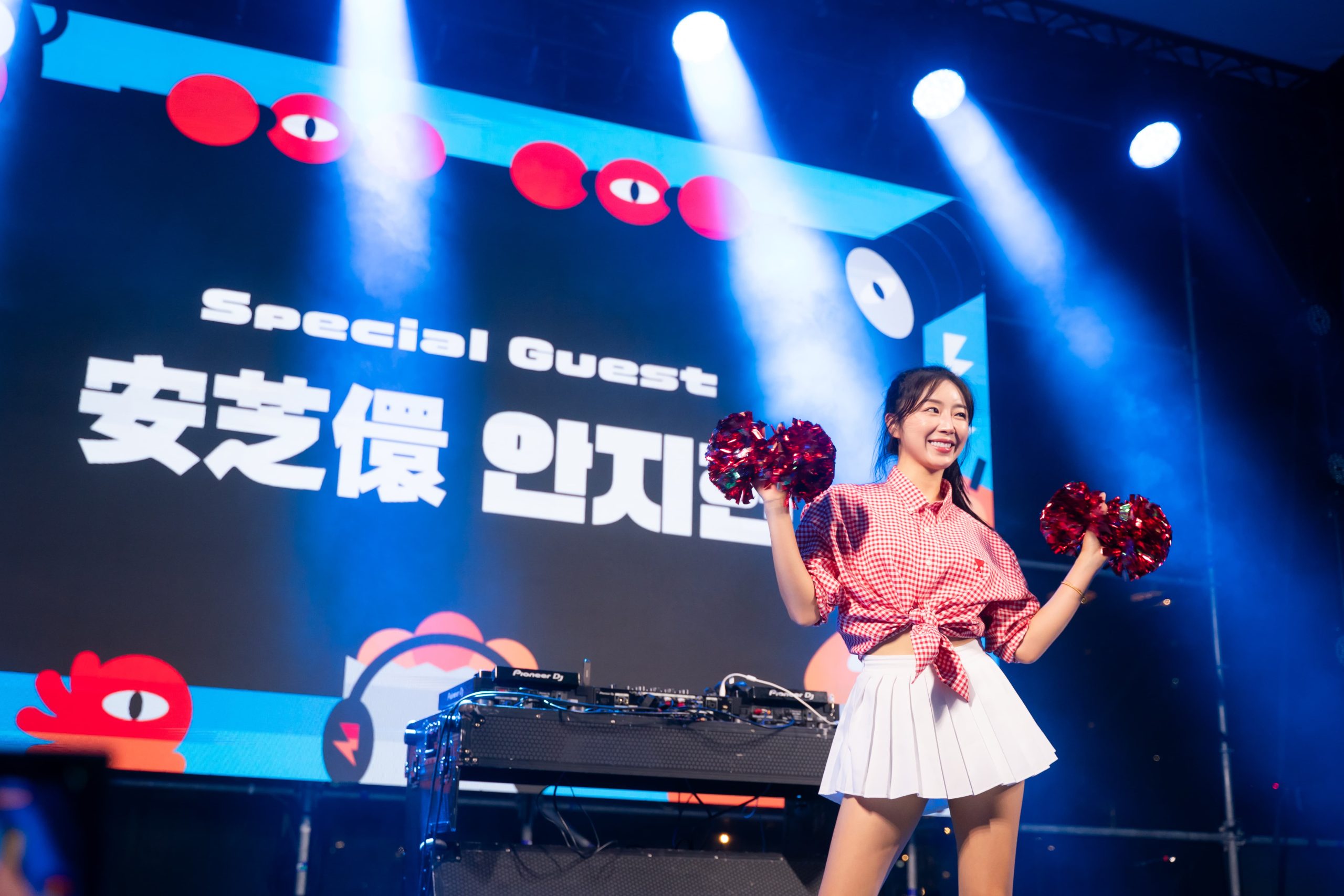 「K-POP DJ Night」，安芝儇驚喜現身，以啦啦隊開場帶動第一波熱情。