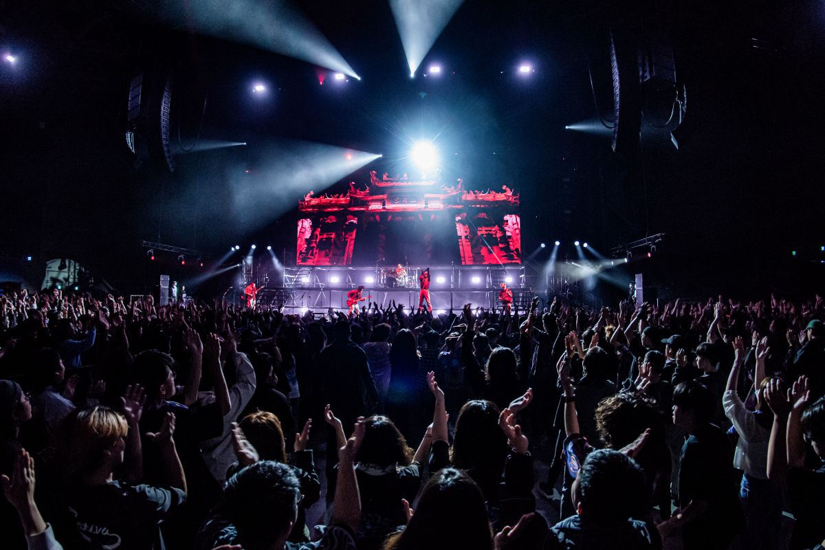 養出自己場景的血肉現場有著最懂玩的樂迷——〈深海洋〉前奏響起的划船、「殺翻現場」的先蹲後跳,還有自發性聽到間奏、Break Down 或副歌前的 Pre-Chorus,相應出現的 Wall of Death(死亡之牆,分紅海)和 Mosh Pit、 Circle Pit、Hardcore Dance 的各種肉體撞擊