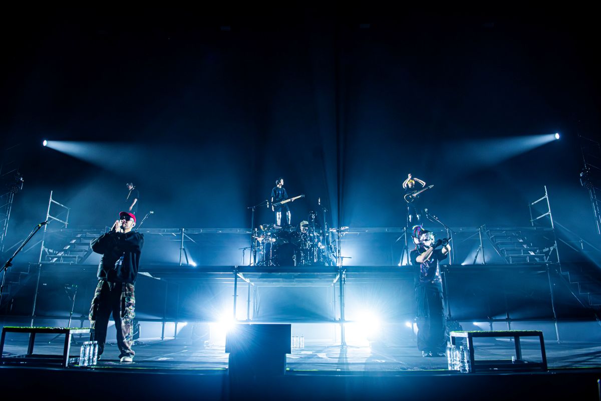 血肉果汁機的專業態度在演出前夕的工作安排亦能窺見。首先樂團本身就與製作團隊 Good Show Lab 緊密配合,甚至從本來只需要硬體人員參與的硬體架設進場工作日,血肉團隊就跟著他們南下進駐現場