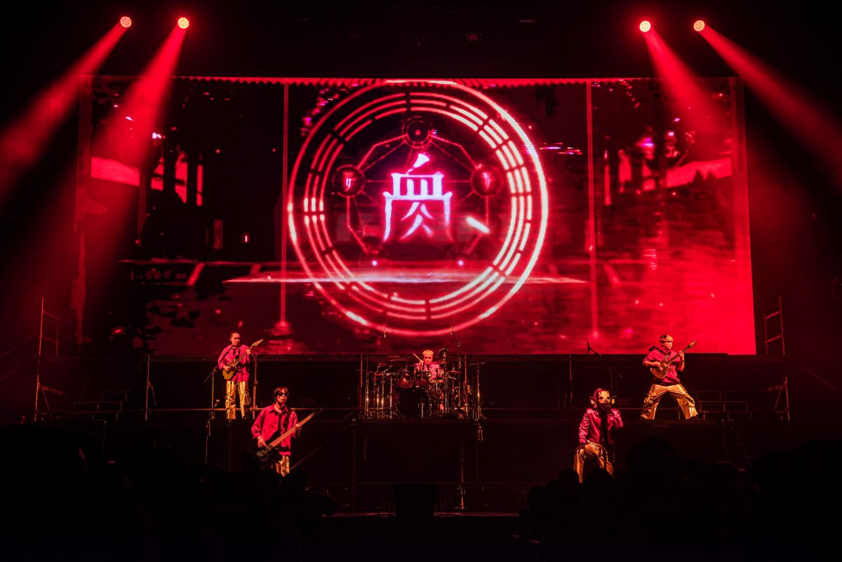 2025 年底的高流《建宮蓋廟-宇宙預言 DLC》演出並非從零開始,而是 2024 年北流《建宮蓋廟-宇宙預言》的「後續擴充內容」