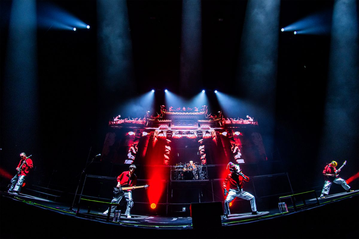 血肉果汁機的演唱會常被戲稱邪教現場,若視角拉高,可以見到「極致理性」與「極致感性」的連袂併進。