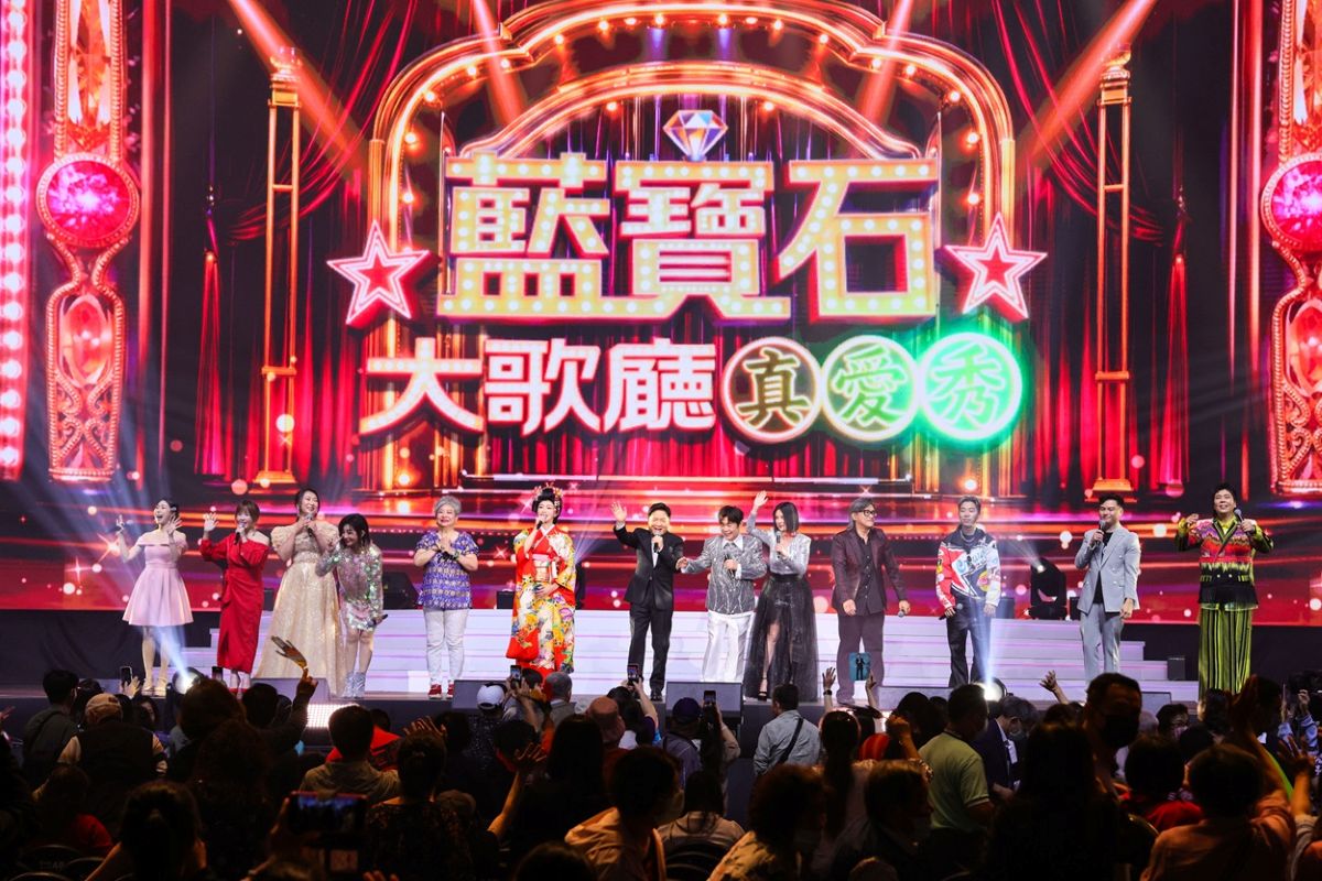 藍寶石演唱會重現秀場說唱短劇 《大船入港》打造近三米高船頭場景　王瑞霞首登藍寶石舞台 母親節獻唱感動落淚