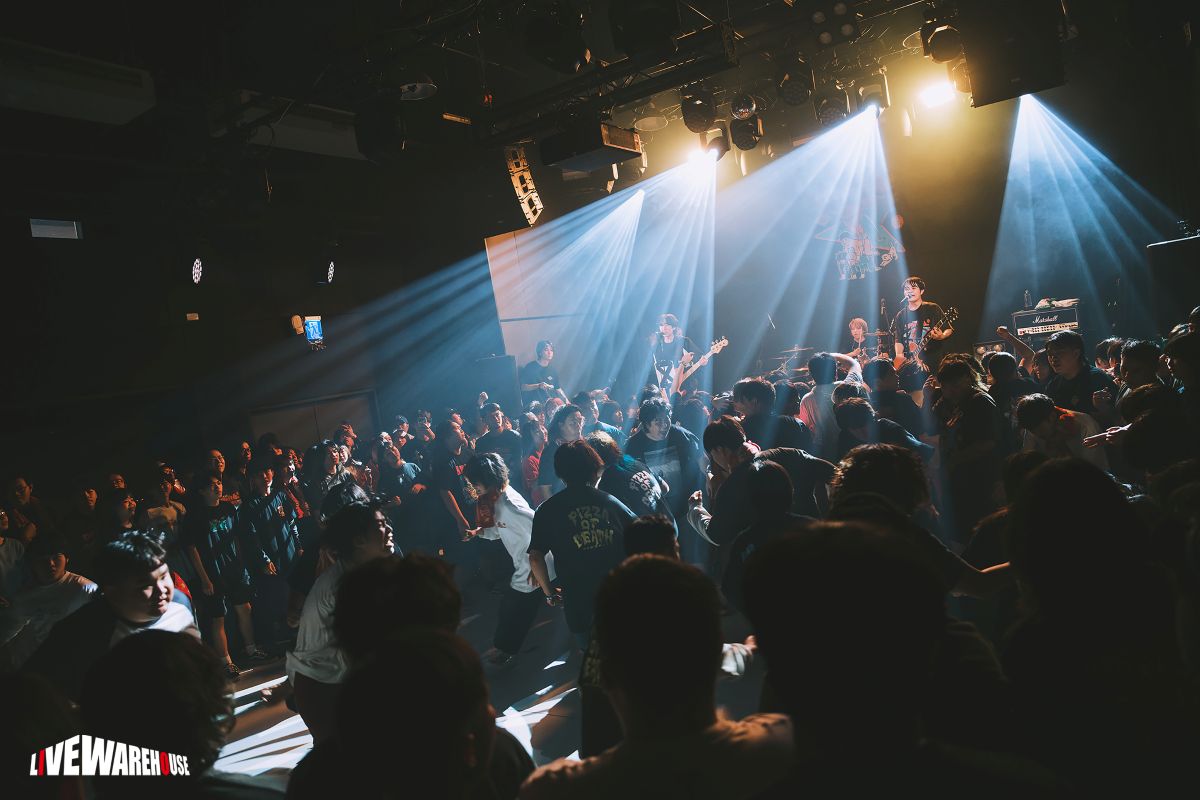 高雄場的演出由來自日本 PIZZA OF DEATH 的超強新秀 HONEST 作為開場，入場音樂快速漸強後跟著四頭燈齊收幾乎已成日本音控的標準流程，對我而言那就像是敲門般的暗號，簡短且帶有目的，用以預告著推開門後未知的旅程。